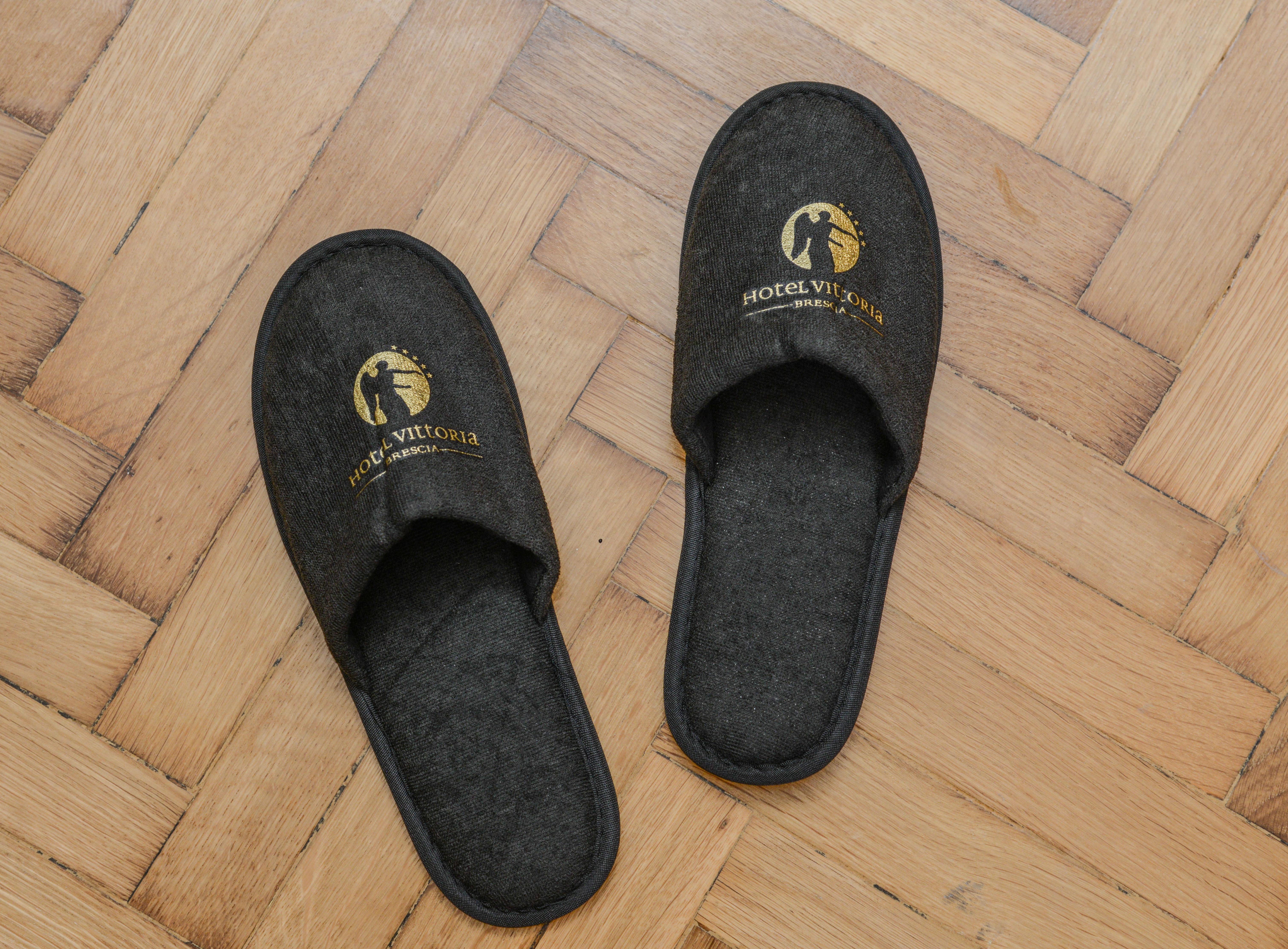 维多利亚酒店 布雷西亚 外观 照片 A pair of hotel slippers