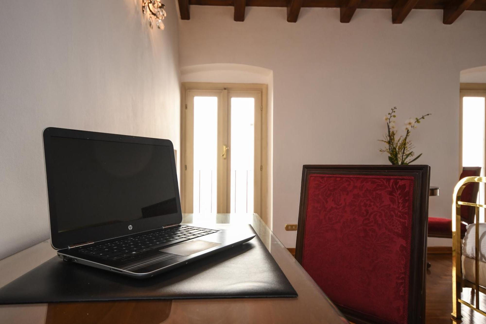 维多利亚酒店 布雷西亚 外观 照片 A laptop on a desk